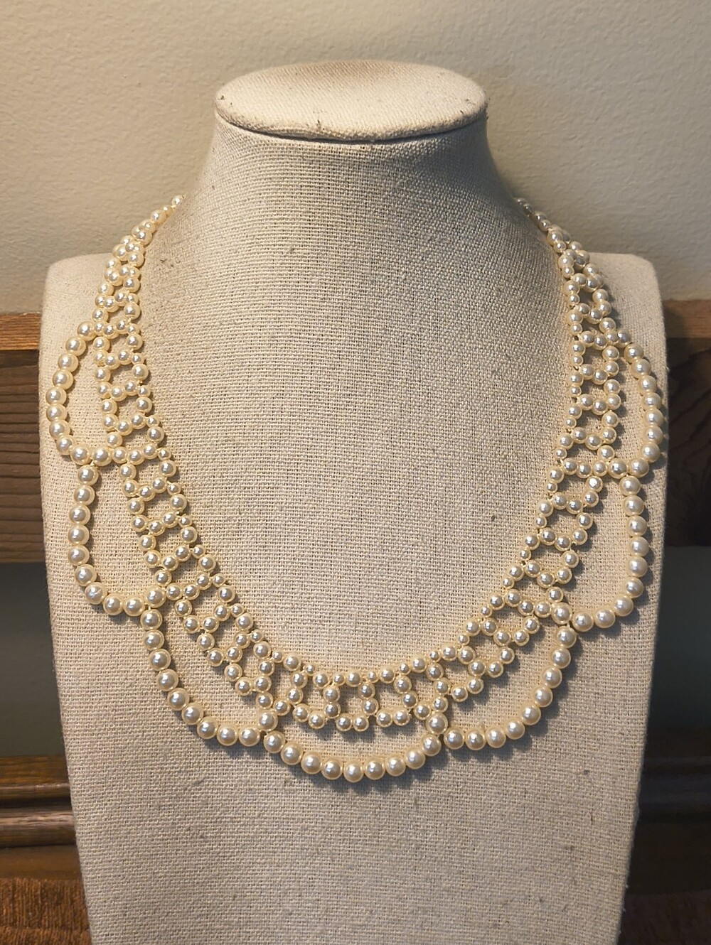 Vtg Gold Tone Hook Clasp Faux Pearl Queen's Brooch Lace Collar Necklace